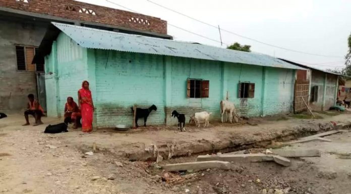 सोनमा गाउपालिका ८ का वडाअध्यक्षले कानुन विपरित घर भत्काउन लागेको स्थानियबासीको आरोप ।