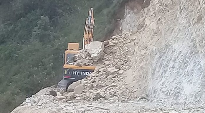 पहिरोले पुरियो डोजर, दुईको मृत्यु