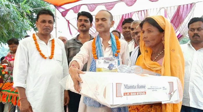 मटिअर्वामा २० घरपरिवारलाई निशुल्क ग्यास सिलिन्डर तथा चुला सेट वितरण