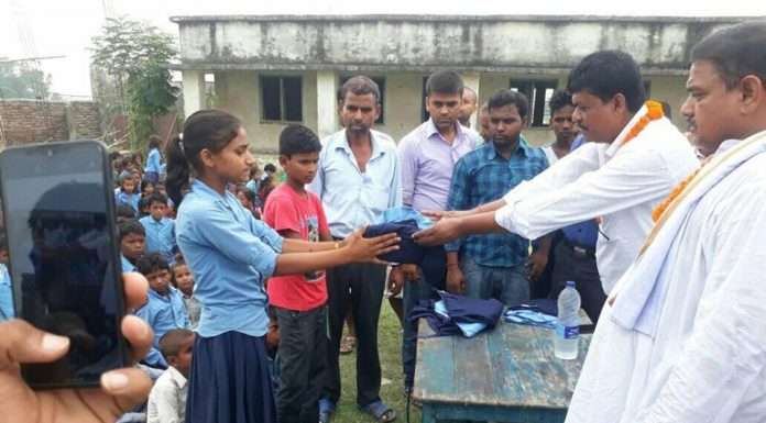 नगर प्रमुख श्याम यादव द्वारा विद्यार्थीका लागि पोशाक वितरण