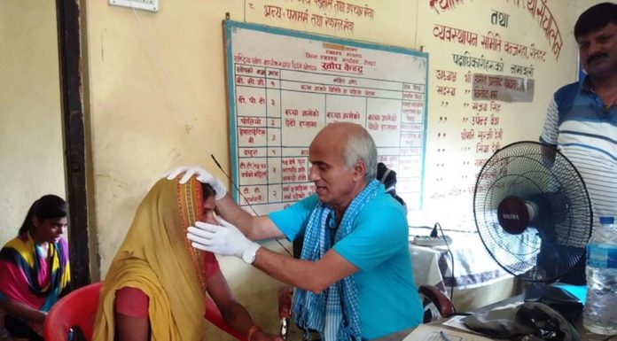 रौतहटका बाढी प्रभावित बस्तीमा डा. केसी ।