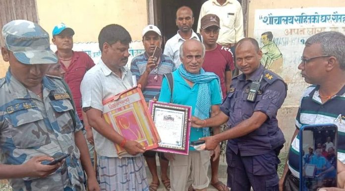 बाढीपिडितहरुको घाउमा मल्हम लगाउन आएका डाक्टर केसी स्थानियबासीद्धारा सम्मानित ।