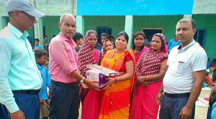 गर्मीबाट बच्न बिधार्थीहरुलाई मौलापुर नगरपालिकाको पंखा ।