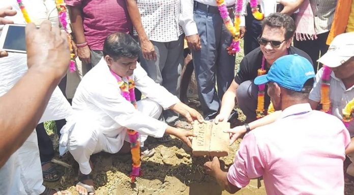 परोहाका मेयर शेख वकिलले एक साथ गरे विधालय र स्वास्थ्य चौकी भवनको सिलान्यास ।