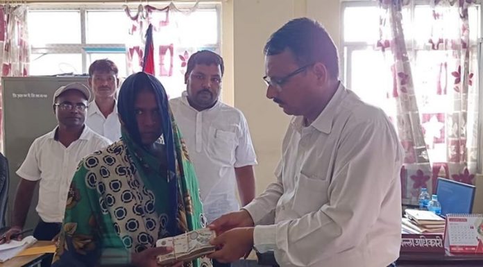बाढीबाट मृत्यु भएका साहको परिवारलाई १ लाख राहत सहयोग प्रदान ।