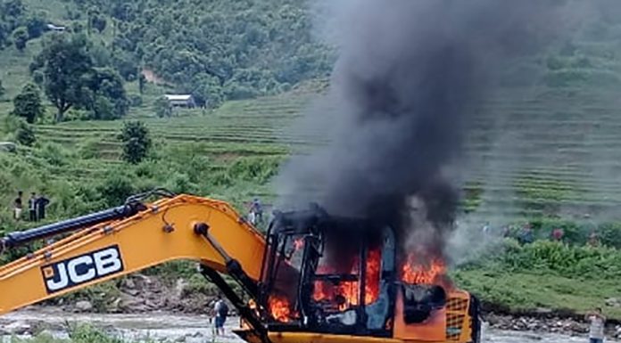 एक्जाभेटरमा अज्ञात समूहद्वारा आगजनी