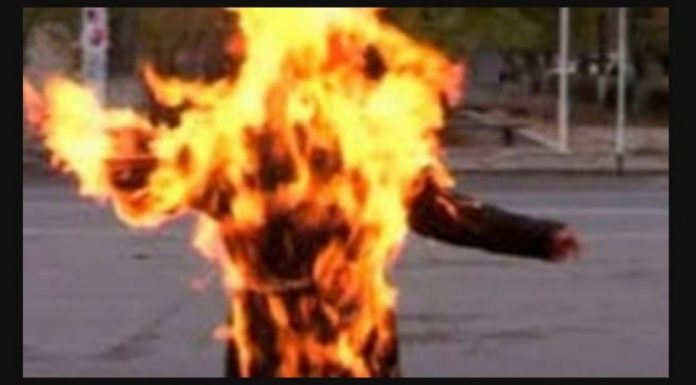 शरीरमा आगो लगाएर भारतीय नागरिकले गरे आत्महत्या ।