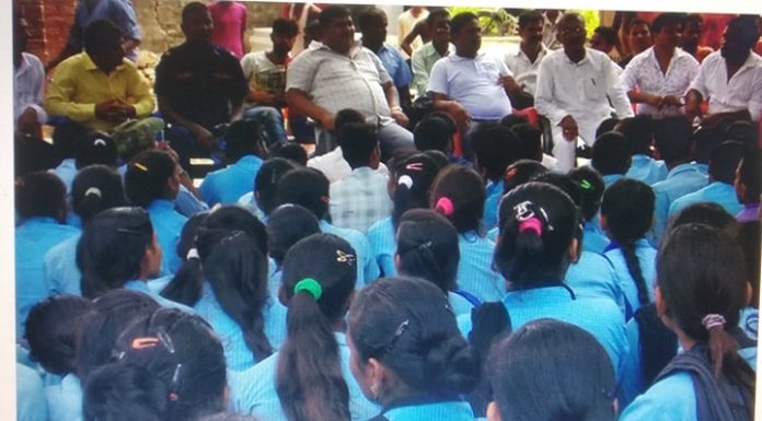 पर्साको एक सामुदायिक विद्यालयमा विद्यार्थीद्वारा तालाबन्दी