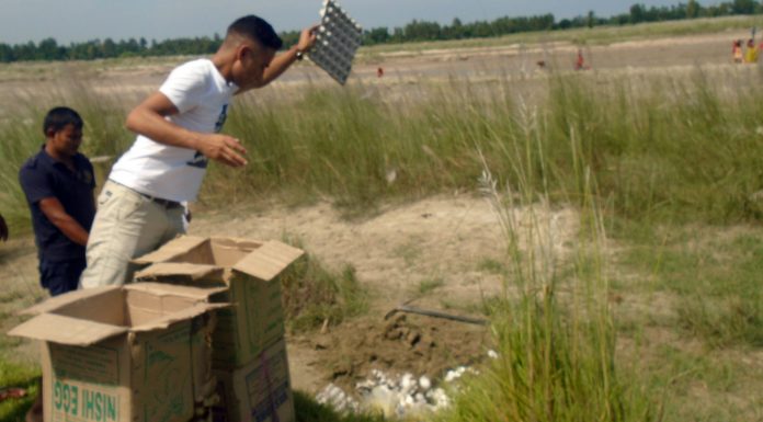 अण्डा नष्ट गर्दै प्रहरी