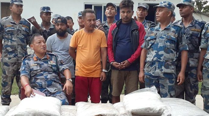 ३५ किलो गाँजासहित तीन युवक पक्राउ।