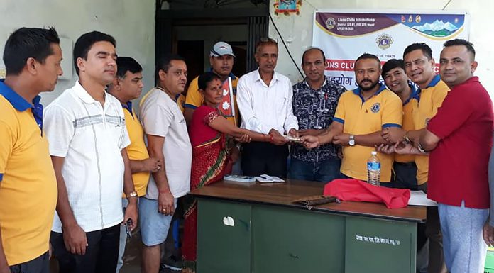 चट्याङ पीडितलाई राहत ।