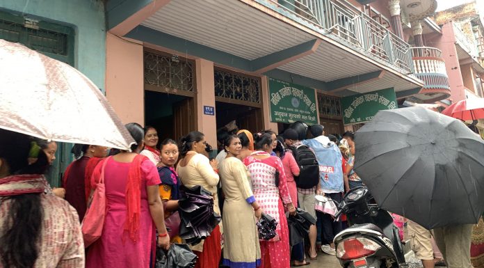 मल खरिद गर्न किसानको भीड