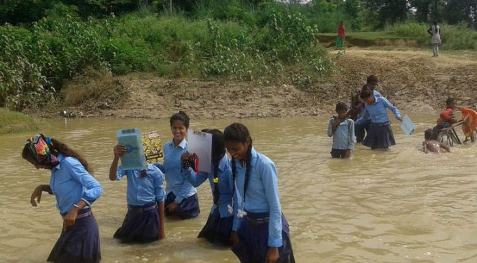 ज्यानकै जोखिम मोलेर स्कुल जान बाध्य ।