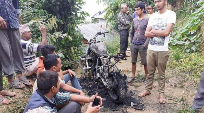 वडाध्यक्षको मोटरसाइकल आगजनी