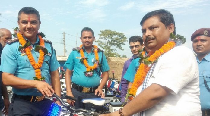 संविधान दिवसका दिन पूर्व सभासदले दिए सर्लाही प्रहरीलाई ६० वटा साइकल