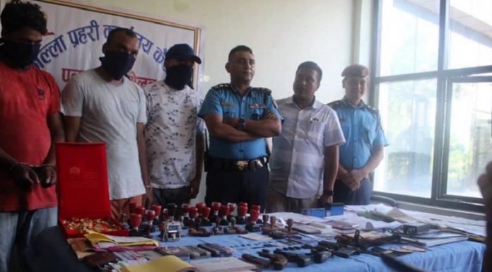 अर्बौंका तमसुक र हतियारसहित तीनजना पक्राउ, बरामद सामान देखेर प्रहरी नै चकित