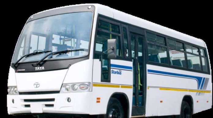 गुडिरहेको बसमा ढुङ्गा खस्यो,चालक घाइते ।