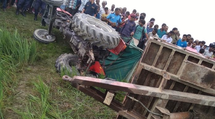 ट्रयाक्टर दुर्घटनामा वृद्धाको मृत्यु, ११ जना घाइते
