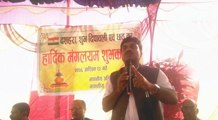 चलनी हसे सुपलीके जेकरा अपने बहतरगो छेद: राज्यमन्त्री योगेन्द्र ।