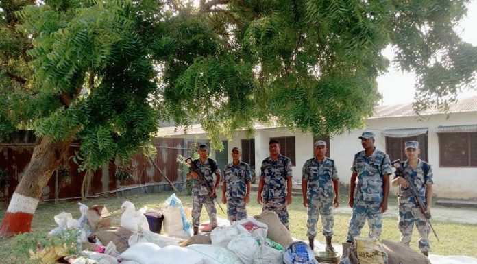 धनुषामा सशस्त्र प्रहरीद्धारा साढे ८ लाख मूल्य बराबरको अबैध समाग्री बरामद