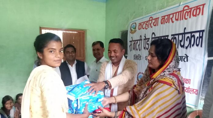 कटहरिया नगरपालिकाद्धारा छात्राहरुलाई निशुल्क सेनेटरी पैड वितरण ।