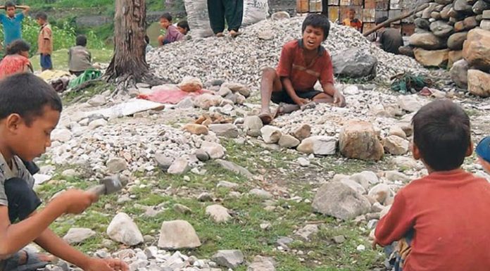 दशैँ खर्च जुटाउन गिट्टी कुट्दै बालबालिका