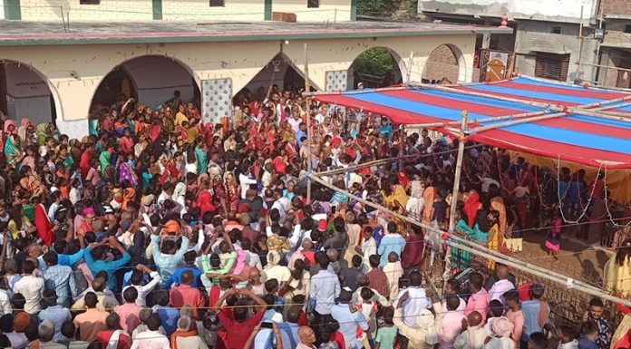 रौतहटको दुर्गा भगवती मन्दिरको १०० वर्ष पुरा हेलिकप्टरबाट पुष्पको बर्षा ।