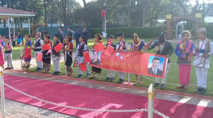 बालबालिकाले चिनियाँ भाषामा राष्ट्रपति सीको स्वागत गर्दा