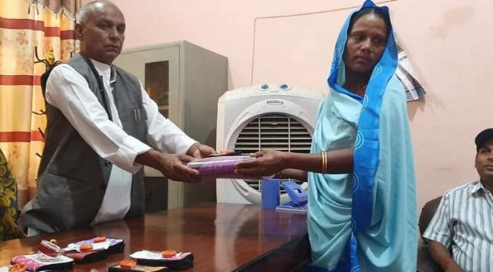 गरुडा न.पा.का महिला स्वयम सेविकाले सुन सहित साडी पाए ।