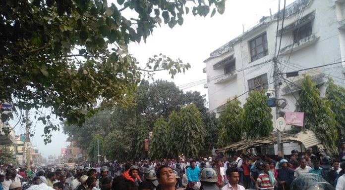 आलमका हजारौं समर्थकहरु अदालत अगाडीको सडकमा ।