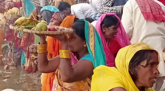 उदाउँदो सूर्यलाई अर्घ दिई यस छठ पर्व सम्पन्न ।