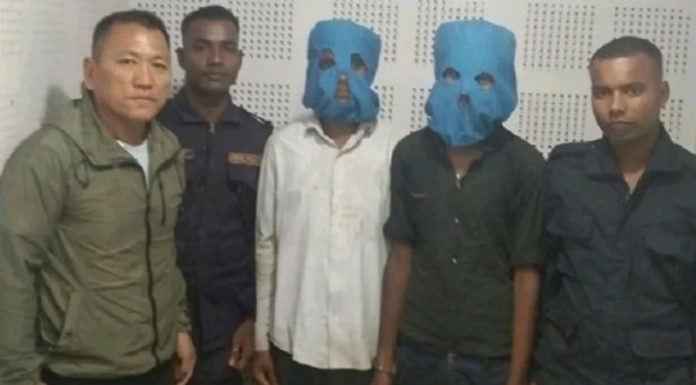 बोरामा हालेर बच्चा चोर्दै गरेका दुई भारतीय पक्राउ ।