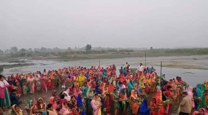 उदाउँदो सुर्यलाई अर्घ दिदै छठ श्रद्धालु ।