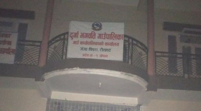 प्रमुख प्रशासकिय नहुदा दुर्गा भगवती गापाका सेवाग्रहीहरुमा मारमा ।