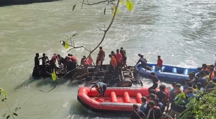 दोलखाबाट काठमाडौं आउँदै गरेको बस सुनकोशीमा खस्यो, ६ को मृत्यु ।
