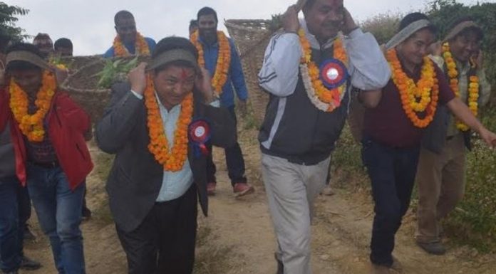 गाउँ पुगेका ‘भीआईपी’ नेताहरुलाई गाउँलेले डोकोमा पानी बोकाएर उकालो हिँडाए ।