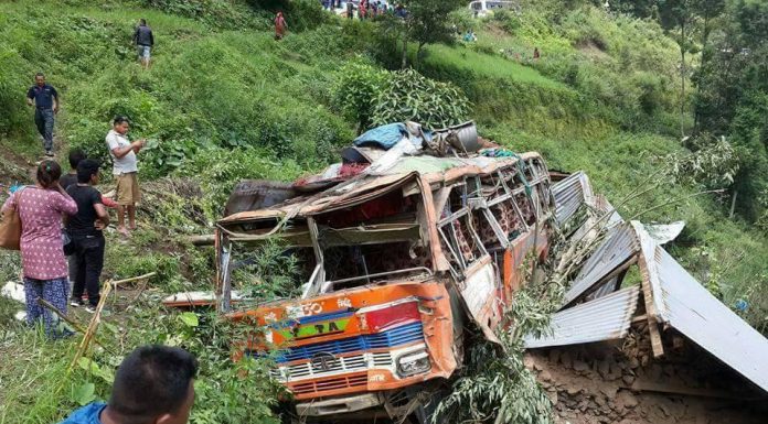 बस दुर्घटना एकको मृत्यु, ४० घाइते ।