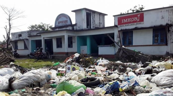गौरादह नगरपालिकाका प्रवक्ता समेत वडा नम्बर १ कार्यालयअघि फोहोरको डंगुर ।