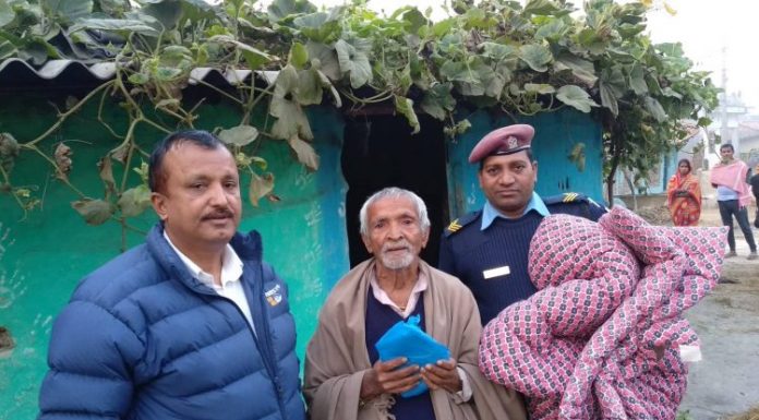 चिसोमा कापदैं आएका बृद्धलाई धनुषाका प्रजिअ कणेलको सिरक ।