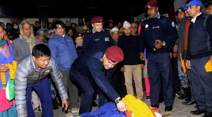 धनुषामा डिउटीमै वीरगति प्राप्त गरेका प्रहरी इन्सपेक्टरको पशुपति आर्यघाटमा स-सम्मान दाहसंस्कार ।