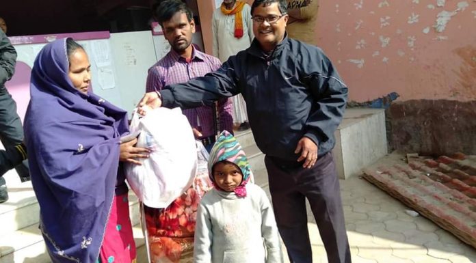 दृष्टि विहिन जाेडीलाई पराेहा नपाकाे ब्लान्केट र न्यानाे कपडा।