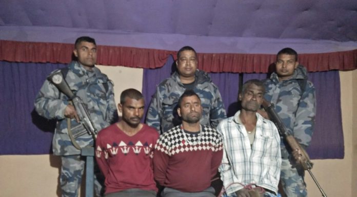 हतियार सहित राैतहटमा तीन पक्राउ ।