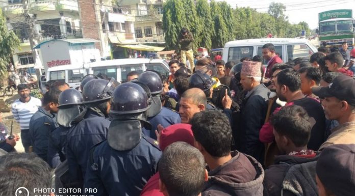 ट्रकका मालिक र संघका पदाधिकारी सम्पर्कमा नआएको भन्दै स्थानीयले गरे चक्काजाम ।