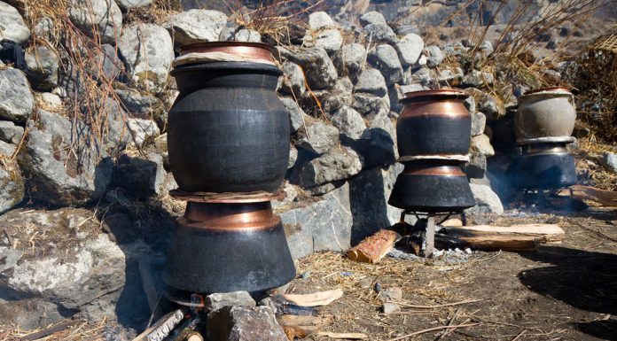 अवैध मदिरा उत्पादनमा रोक लगाउन स्थानीयको माँग ।
