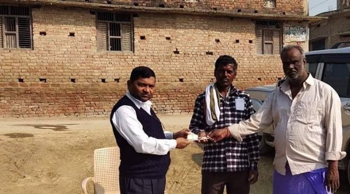 आगलगि पीडितलाई इशनाथ न.पा.को आर्थिक सहयोग ।