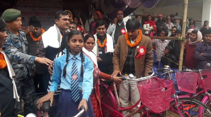 आठ मा अध्ययनरत १४५ जना छात्रा साईकल वितरण ।