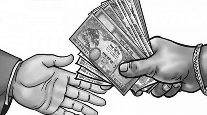 घुससहित इञ्जिनीयर र वडा सदस्य पक्राउ ।