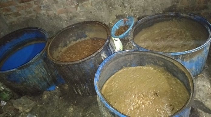 बौद्धमा प्रहरीले नष्ट गर्यो सात हजार लिटर मदिरा ।