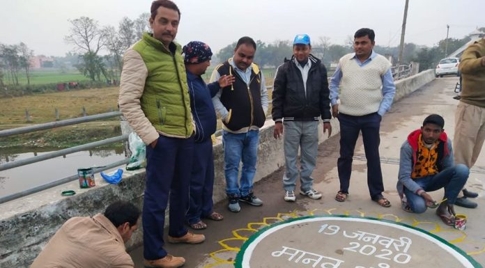 बैरगनिया भारत-नेपाल बॉर्डर से बंशी चाचा सेतु तक मानव श्रृखला ।