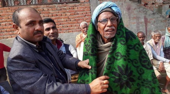 माधव नारायणका मेयर यादवद्धारा जेष्ठ नागरिकलाई कम्बल वितरण ।